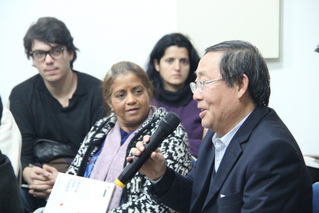 Ex-primeiro secretário da Embaixada Chinesa em Brasília, Zhoiu Shixiu, durante o debate. Foto: Gerhard Dilger