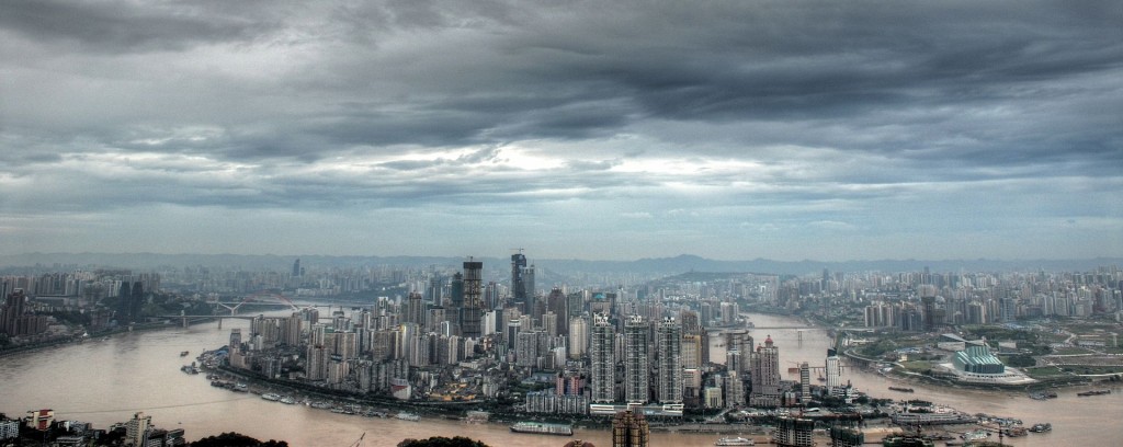 Skyline de Chongqing, uma das maiores e mais populosas cidades do interior da China. Foto: Oliver Ren CC BY-SA 3.0