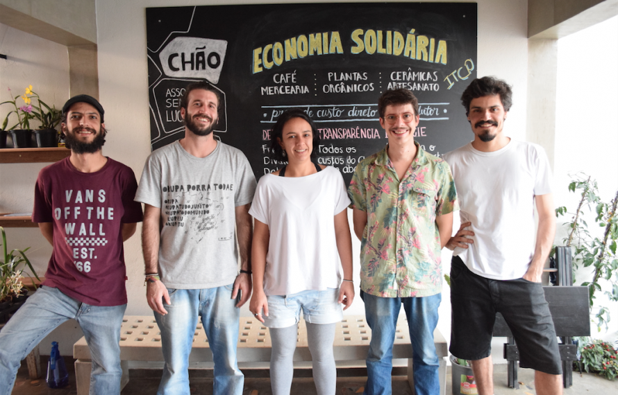 Cinco dos sete associados do Instituto Chão: Luiz Fernando Schreiner, Thiago Gardia, Carol Morelli, Vitor Mortara e Vladimir Paternostro