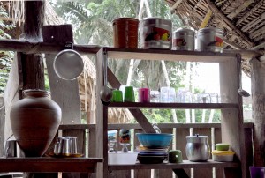Prateleira da cozinha em casa de um beiradeiro do rio Iriri: vida integrada ao meio (Foto: Daniela Alarcon)