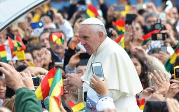 Papa é recebido por multidão em Santa Cruz de la Sierra, na Bolívia