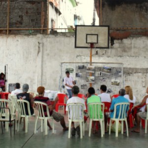 Reunião do programa da FASE no Rio junto a moradores do Caju. 