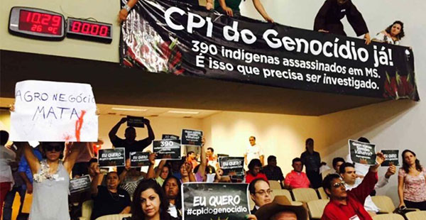 Indígenas protestam na Assembleia Legislativa do Mato Grosso do Sul por aprovação da CPI do Genocídio.