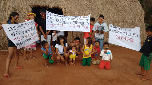 Indígenas Guarani e Kaiowá em situação degradante, expulsos de suas terras ancestrais.