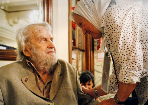 Der deutsch-argentinische Historiker Osvaldo Bayer, 88, und Nora Cortiñas, 85, von den »Müttern der Plaza de Mayo« wurden am Ende der Tagung in Buenos Aires für ihr jahrzehntelanges Engagement geehrt.