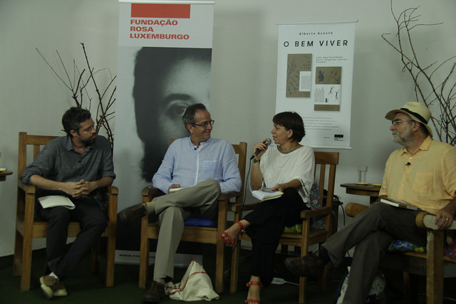 Salvador Schavelzon. Alberto Acosta, Verena Glass e Célio Turino na apresentação do livro em São Paulo. Foto: Gerhard Dilger