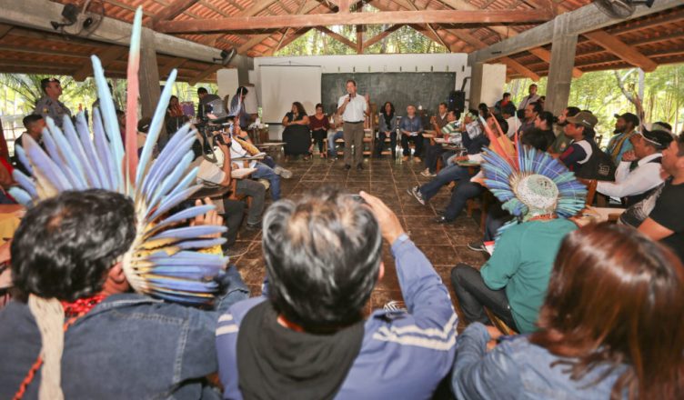 Encontro do governador Tião Viana e lideranças indígenas, em 20 de junho.