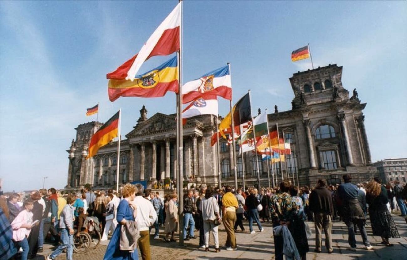 Banderas de los estados alemanes frente al Reichstag en 1990 por la reunificación alemana. Fuente: Wikimedia Commons